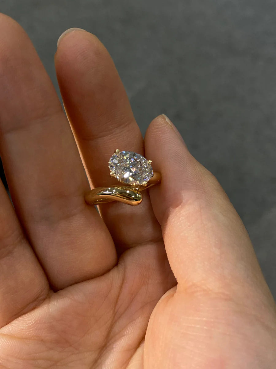 The image shows a 2-carat diamond.