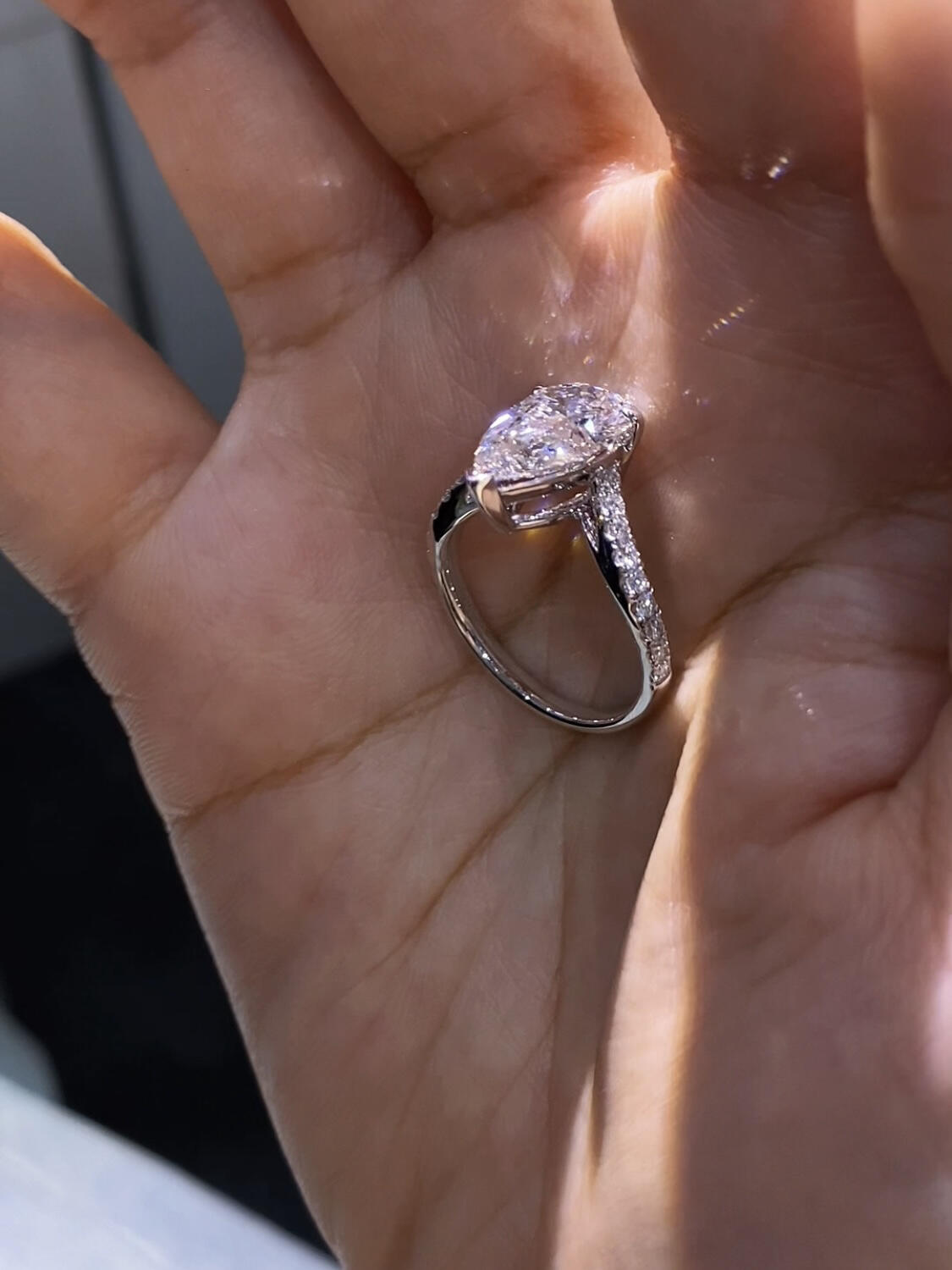 Pear-shaped lab-grown diamond ring, featuring a V-shaped band design; Color: D, Clarity: VS1