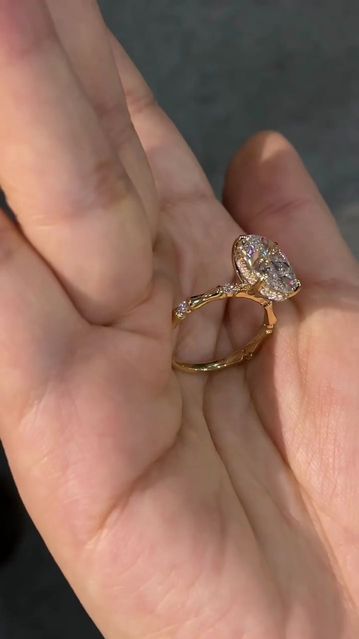 Crown Oval-Cut, Lab-Grown Diamond Ring, D Color, VS1 Clarity