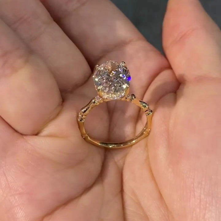 Crown Oval-Cut, Lab-Grown Diamond Ring, D Color, VS1 Clarity
