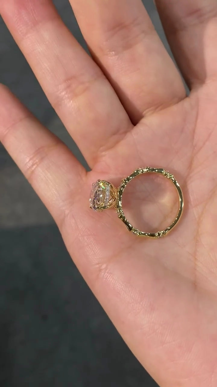 Crown Oval-Cut, Lab-Grown Diamond Ring, D Color, VS1 Clarity