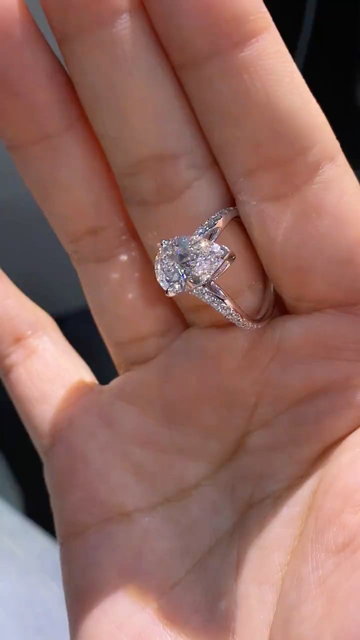 Pear-shaped lab-grown diamond ring, featuring a V-shaped band design; Color: D, Clarity: VS1