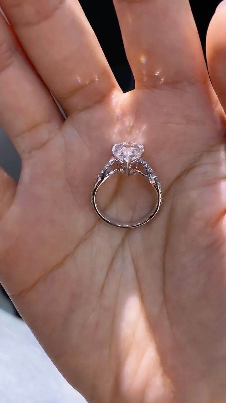Pear-shaped lab-grown diamond ring, featuring a V-shaped band design; Color: D, Clarity: VS1