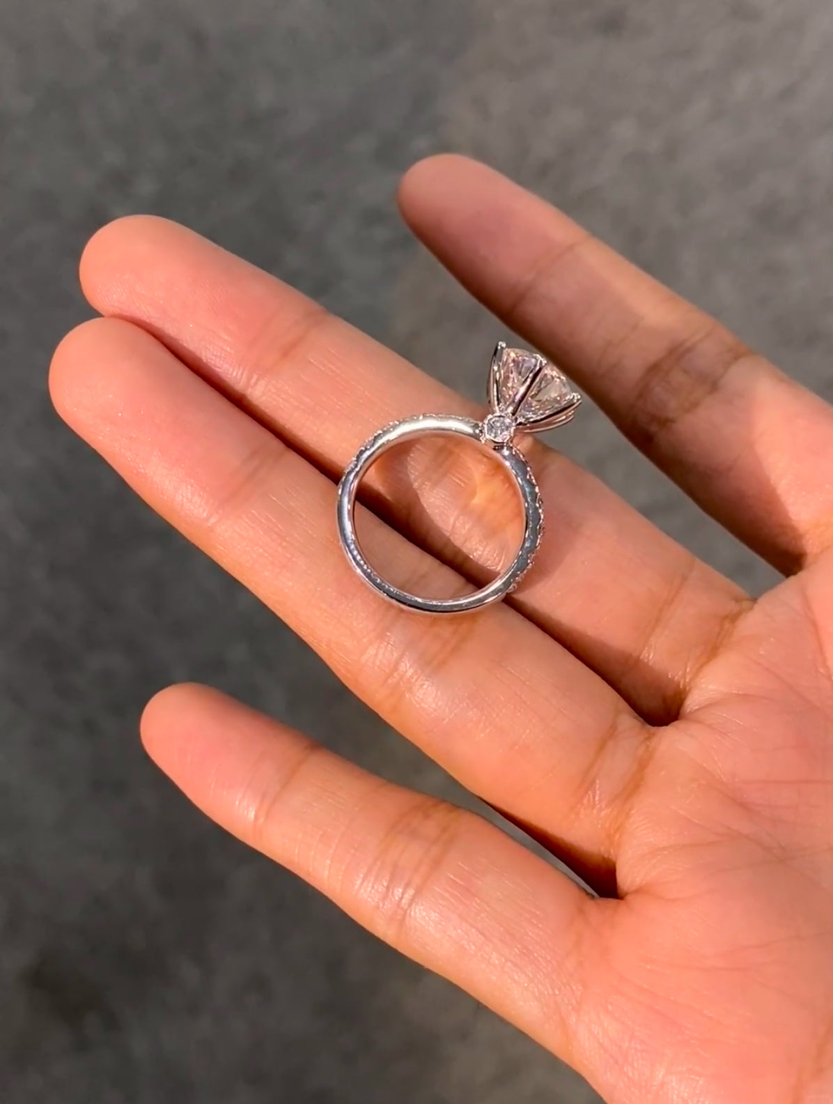 Six-prong setting, Round Brilliant Lab-Grown Diamond—radiating dazzling brilliance, featuring D color and VS1 clarity